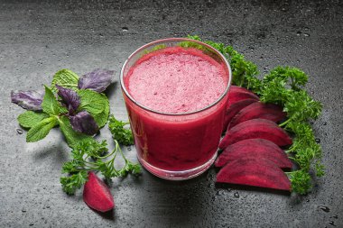 Bardak kırmızı pancar güler yüzlü ve tablo taze otlar