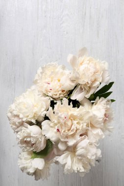 Güzel peonies üstten görünüm ahşap tablo