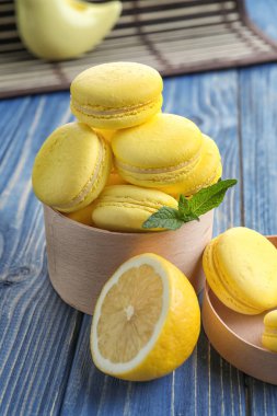 Lezzetli limon macarons ahşap tablo, closeup ile kutu