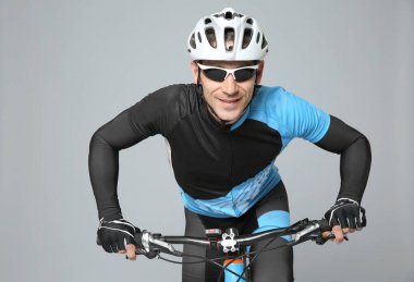 Bisiklet süren bisikletçi