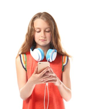 Cep telefonu ve beyaz arka plan üzerinde kulaklık ile sevimli genç kız