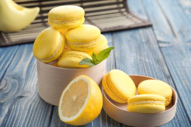 Lezzetli limon macarons ahşap tablo, closeup ile kutu