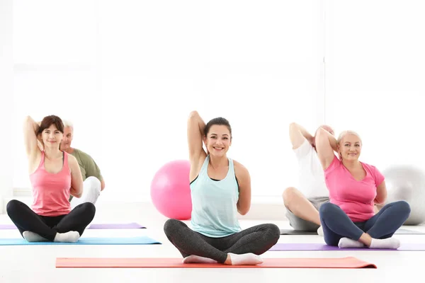 Personas que practican yoga — Foto de Stock