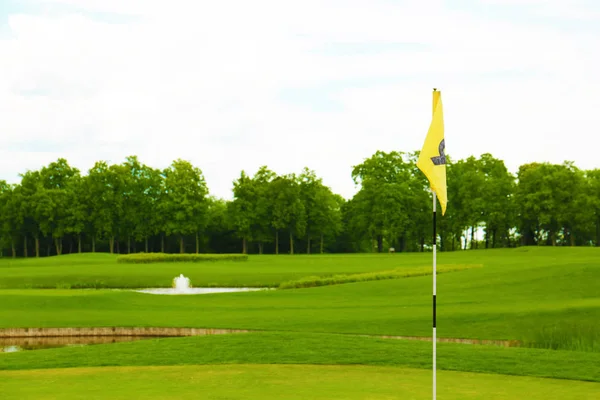 Paisagem com grande campo de golfe no dia de verão — Fotografia de Stock