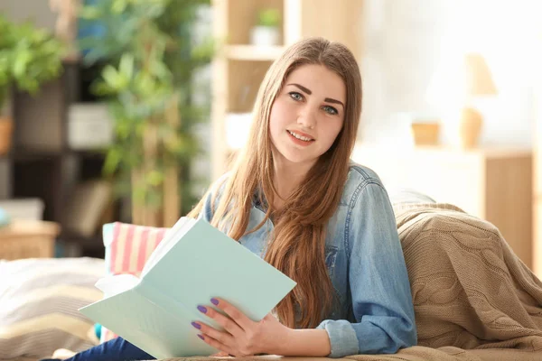 Mooie vrouw die boek leest — Stockfoto