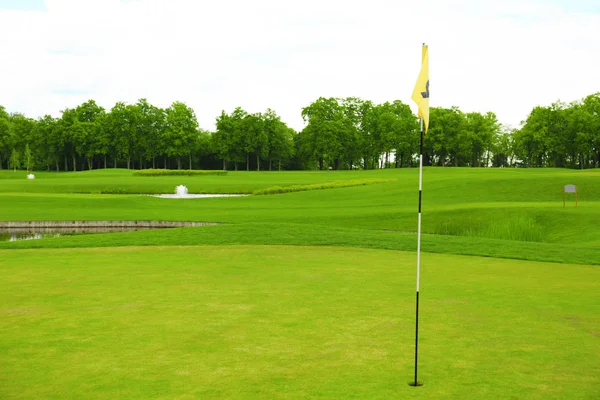Paysage avec grand terrain de golf le jour de l'été — Photo