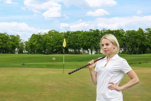 Mulher bonita no campo de golfe no dia de verão — Fotografia de Stock