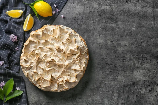 Composizione con gustosa torta di meringa al limone su tavolo scuro — Foto Stock