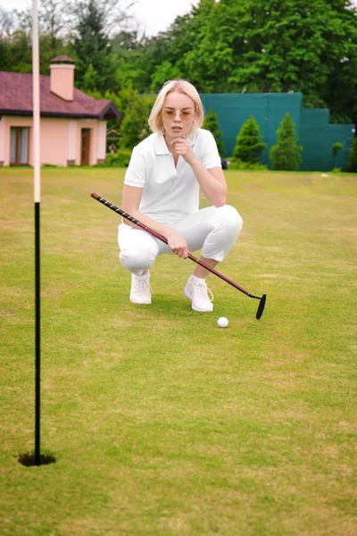 Mulher bonita jogando golfe no campo no dia de verão — Fotografia de Stock