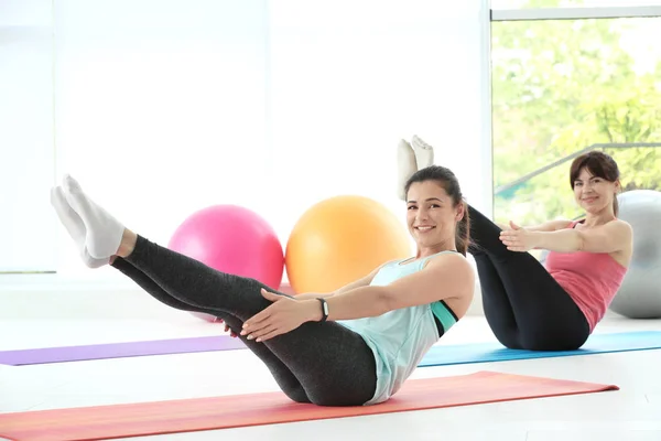 Donne che praticano yoga — Foto Stock