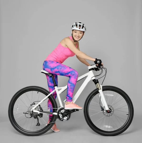 Žena cyklisty s kolem — Stock fotografie