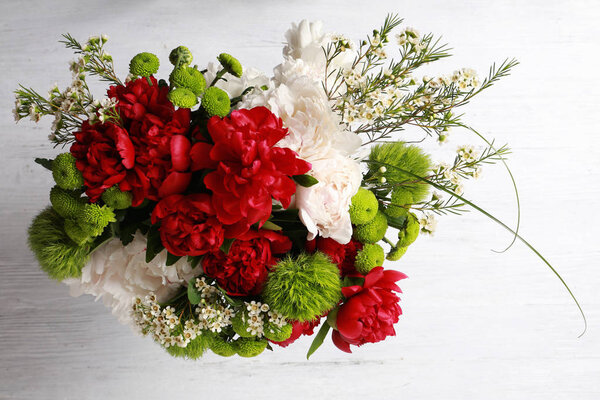 Вид на красивый букет весенних цветов на деревянном столе
