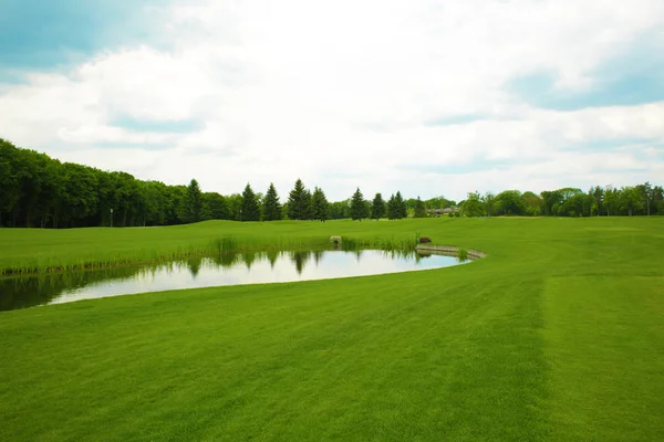 Paisaje con gran campo de golf en el día de verano —  Fotos de Stock