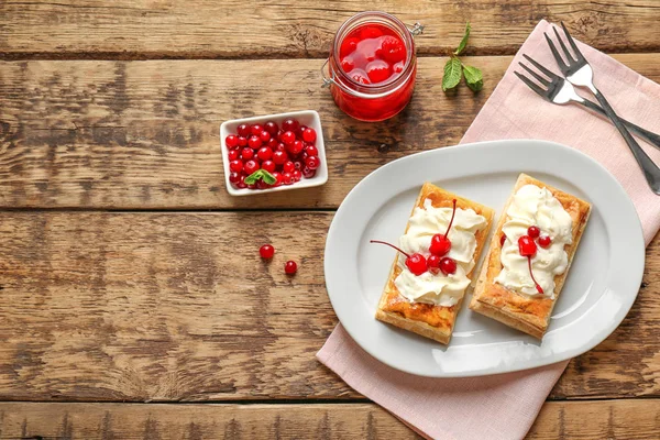 Gustoso dessert di pasta sfoglia con bacche e panna montata sul piatto — Foto Stock