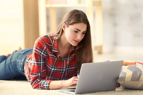 Schöne Frau, die am Computer arbeitet — Stockfoto