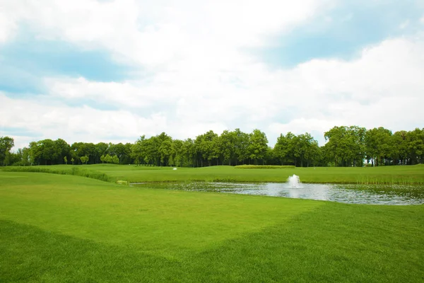 Paisagem com grande campo de golfe no dia de verão — Fotografia de Stock