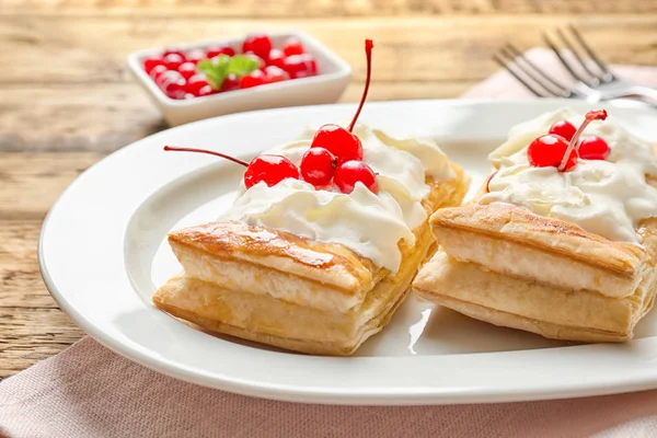 Délicieux dessert pâtissier feuilleté aux baies et crème fouettée sur assiette — Photo