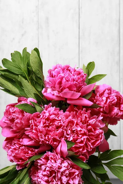 Vue de dessus de belles pivoines sur table en bois — Photo