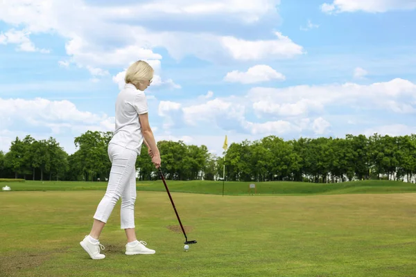 Mooie jonge vrouw, golfen op de cursus in de zomerdag — Stockfoto