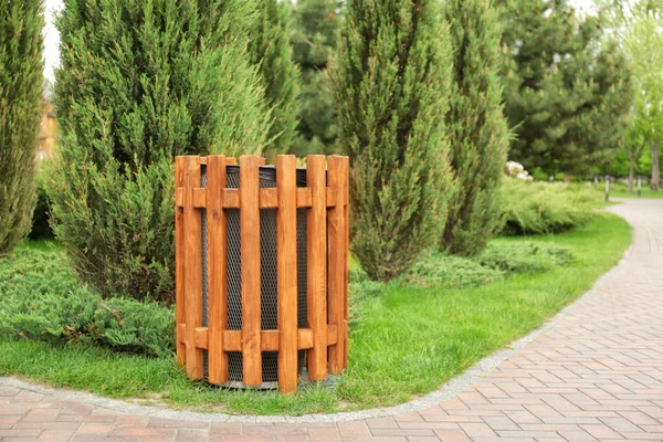 Mülleimer im schönen Stadtpark — Stockfoto