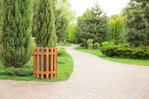 A gyönyörű városi park alom bin — Stock Fotó