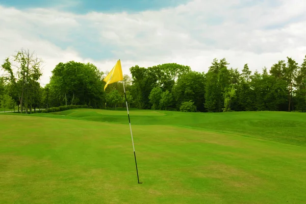 Paisagem com grande campo de golfe no dia de verão — Fotografia de Stock