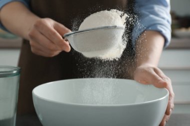 Seramik kasenin içine Un Eleme