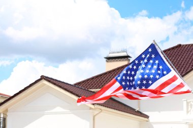 Amerikan bayrağı sallıyor. 