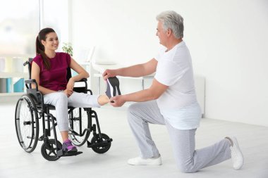 Engelli kadın kıdemli ortopedi uzmanı ile