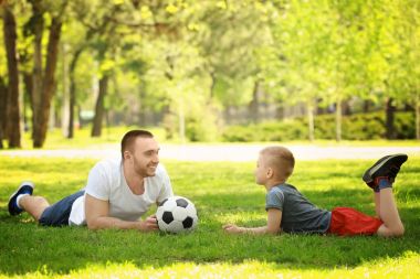 Baba ve oğul futbol topu ile 