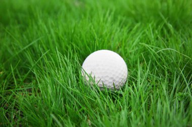 Yeşil çimlerin üzerinde golf topu