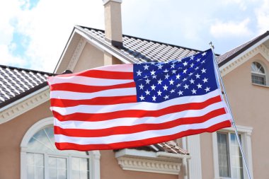 Amerikan bayrağı sallıyor. 