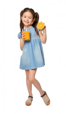 Bardak suyu ile sevimli küçük kız