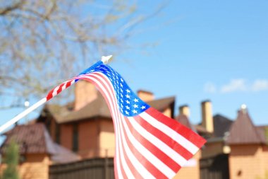 Amerikan bayrağı sallıyor. 