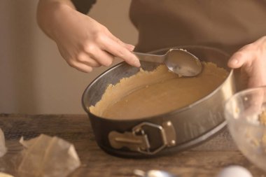 Peynir pasta hazırlama kadın