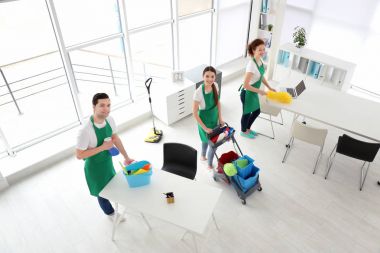 Ofis temizlik hizmetleri ekibi