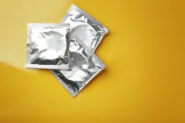 Üç kaydırılan prezervatif 