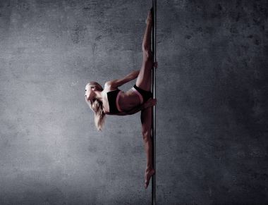 Genç pole dancer 