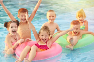 Şirin çocuk yüzme havuzunda eğleniyor. Okul tatil kavramı