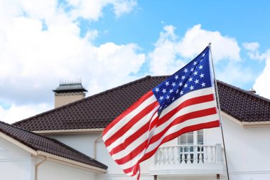 Amerikan bayrağı sallıyor. 