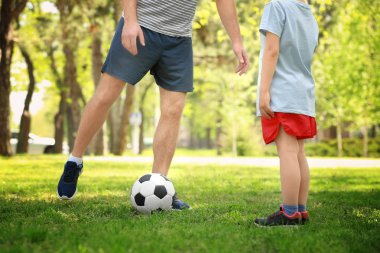 Baba oğul futbol oynuyor. 