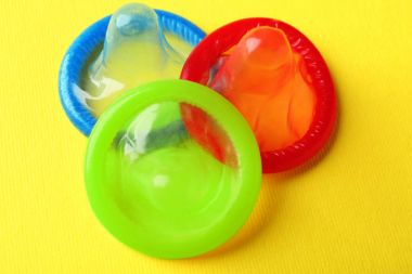 farklı renkli prezervatif