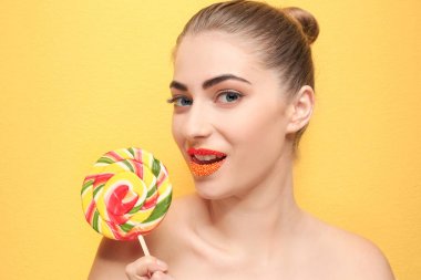 Yaratıcı makyajlı kadın