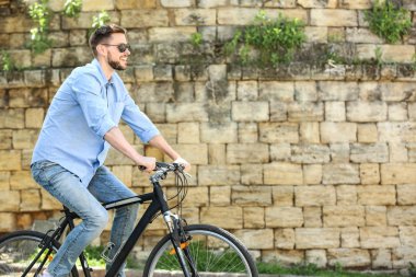  Bisiklete binen adam