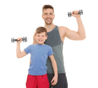 Baba ve oğul dumbbells ile