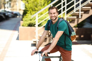 Bisikletli genç adam