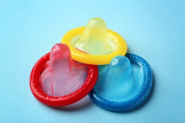 farklı renkli prezervatif