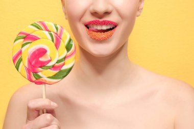 Yaratıcı makyajlı kadın