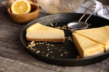 Lezzetli peynir kek parçaları ile tepsi