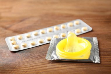 Açık prezervatif ve doğum hapları 